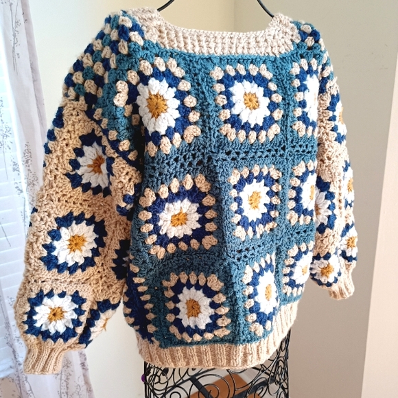NEW Crochet Granny Squares Daisies Chunky Handknitted Sweater Size M Blue Cream - Picture 3 of 14
